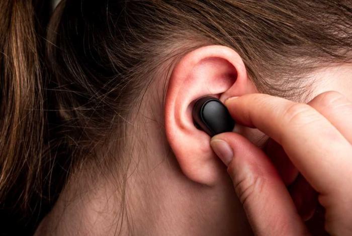 ¡Aguas! Los audífonos a un alto volumen te pueden dejar sordo