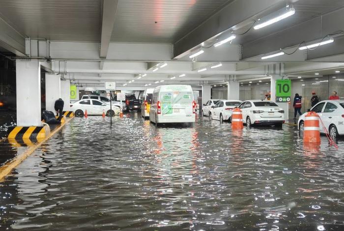 AICM suspende operaciones por intensas lluvias en la capital del país