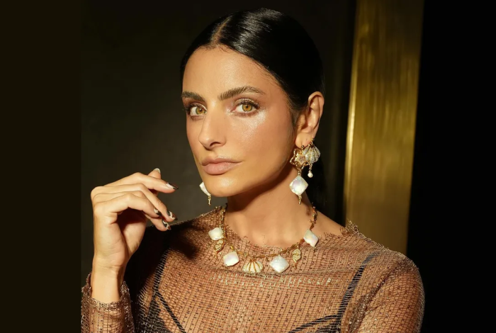 Aislinn Derbez comparte foto hospitalaria y reflexiona sobre 2025