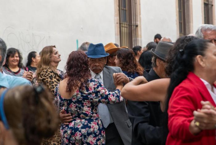 Al compás del danzón, la calle Nigromante se transformó en una colorida pista de baile