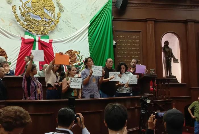 Al grito de “¡que se baje!”, se manifiestan periodistas contra reforma al Código Penal en Congreso