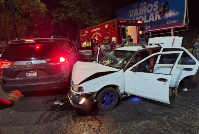 Al menos 5 lesionados tras choque en entronque de La Cofradía; entre ellos un menor