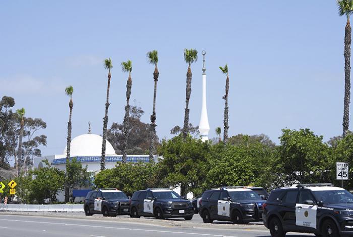 Al menos cinco muertos, dos de ellos los atacantes, en tiroteo a una mezquita en San Diego