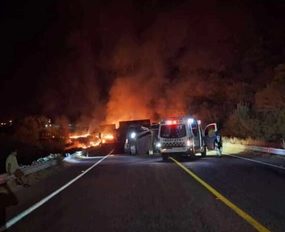 Al menos un fallecido tras choque e incendio de tres tractocamiones, en la autopista Siglo XXI