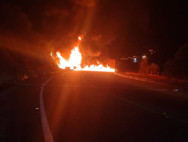 Al menos un fallecido tras choque e incendio de tres tractocamiones, en la autopista Siglo XXI