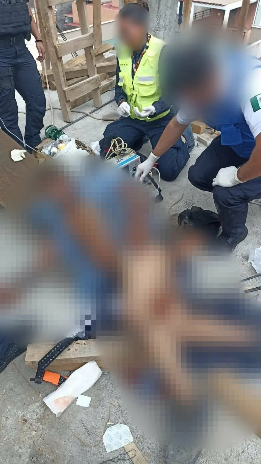 Albañil resbala y se encaja una varilla, al sur de Morelia