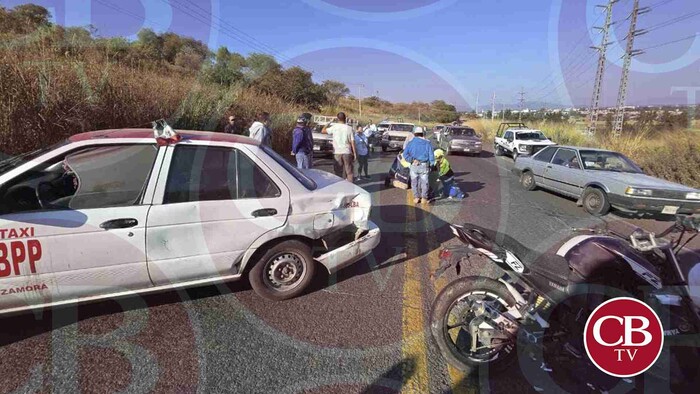 Albañil sale volando al chocar su moto con un taxi en Zamora