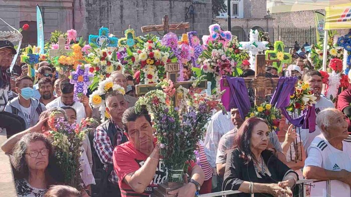 Albañiles vuelven a llenar la Plaza del ‘Caballito’ en Día de la Santa Cruz