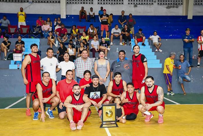 Alcalde de Lázaro Cárdenas entrega premiación a equipos ganadores en la Liga Municipal de Basquetbol