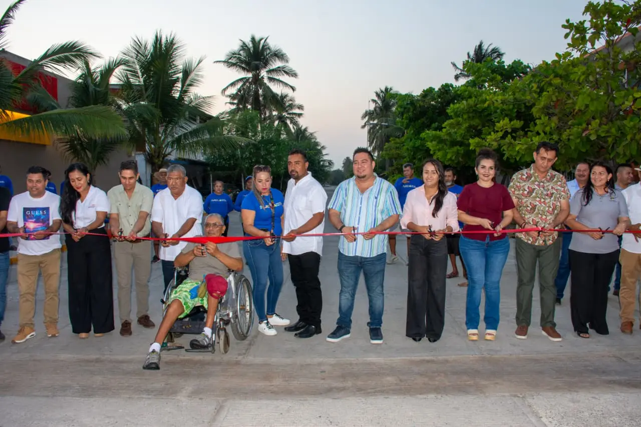 Alcalde Inaugura Calle “Aquiles Serdán” en Playa Azul