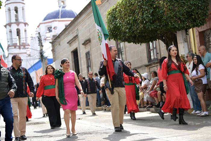 Alcalde Víctor Vázquez encabeza Grito de Independencia y el desfile ante cientos de familias en Puruándiro