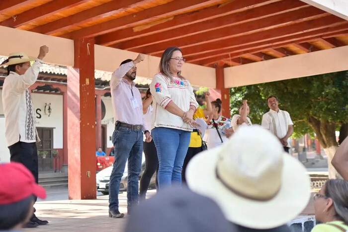 Alcaldesa de Erongarícuaro insta a quedarse en casa por narcobloqueos