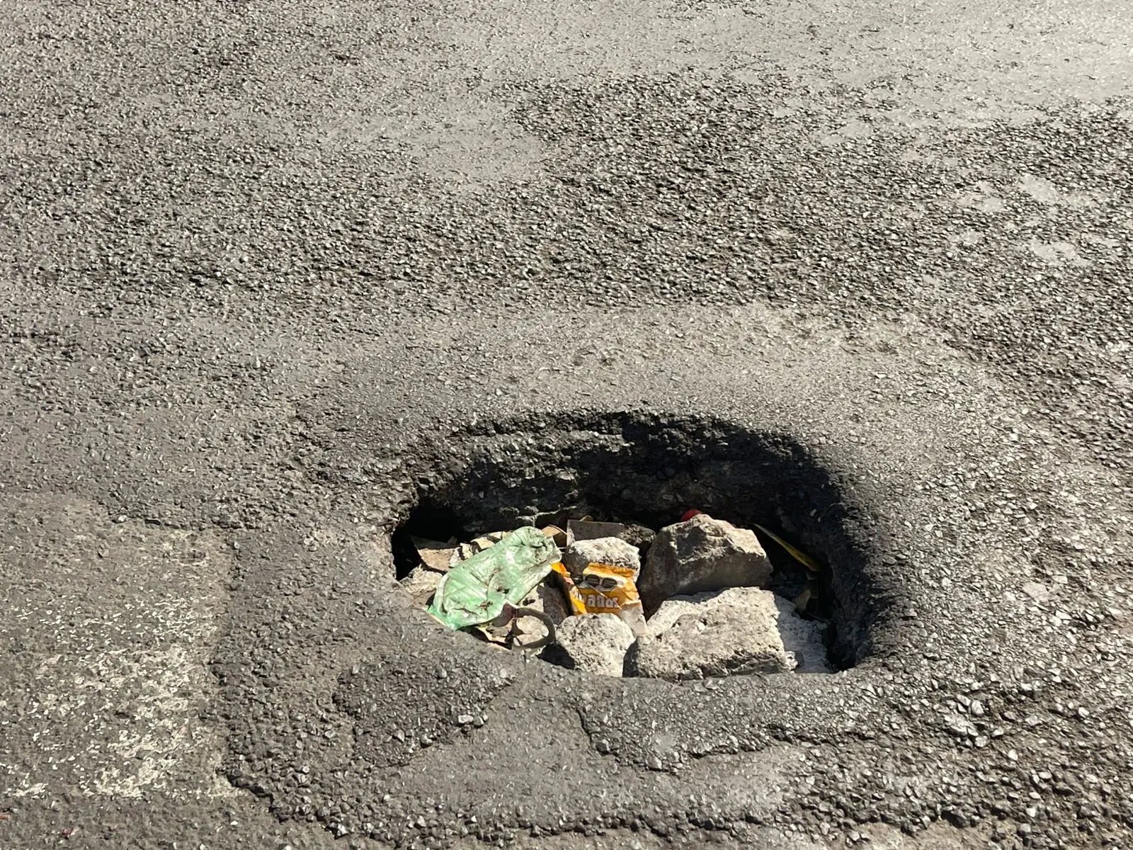 Alerta automovilistas por mega socavón en Ventura Puente