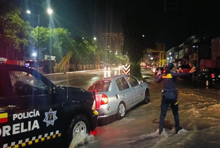 Alerta Morelia: esta tarde-noche se espera tormenta eléctrica; el viernes un rayo alcanzó un árbol y autos quedaron varados