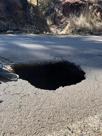 Alertan por socavón en la carretera libre Uruapan – Lombardía