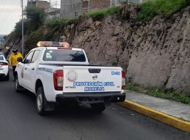 #AlertaVial | ¡Emergencia controlada! Protección Civil y Bomberos de Morelia aseguran área tras peligroso desprendimiento de talud