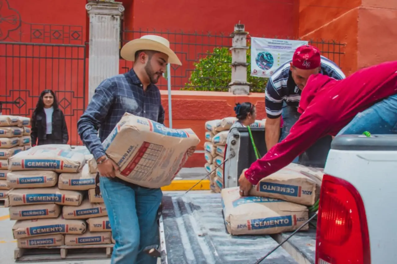 Alexis Velázquez entrega 41 toneladas de cemento de manera gratuita a familias huandacarenses a través del programa “Bienestar en tu Vivienda”