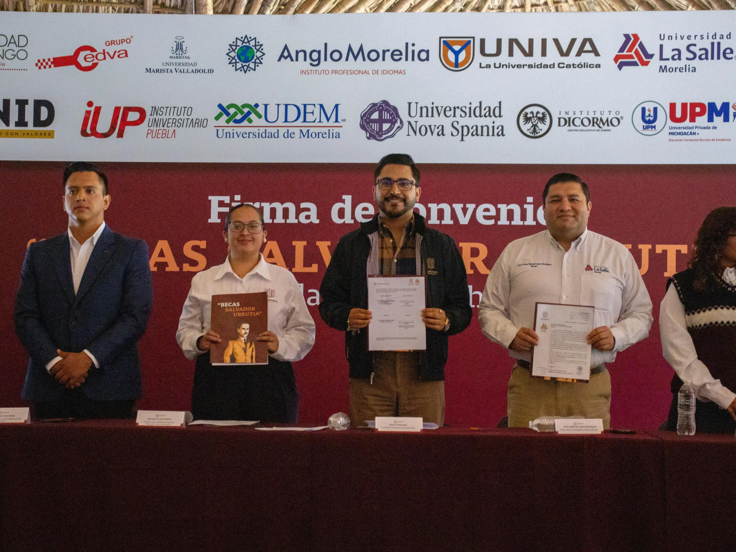 Alexis Velázquez firma convenio de becas en apoyo a estudiantes de Huandacareo