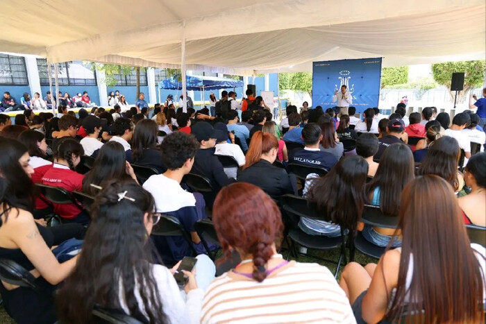 Alfonso destaca eficientar movilidad pública durante encuentro con estudiantes universitarios