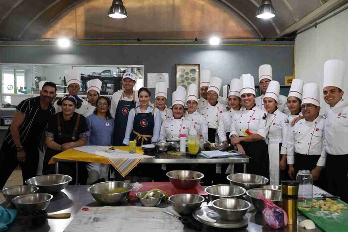 Alfonso lleva propuestas de campaña a la cocina y conviven con futuros chefs