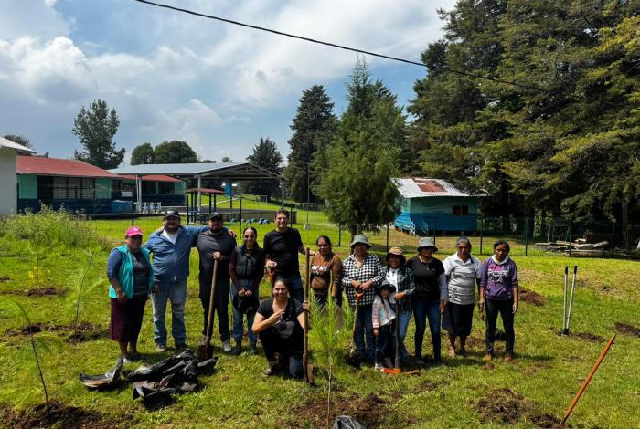Alfonso Martínez acompaña a vecinas y vecinos de Atécuaro en jornada de reforestación