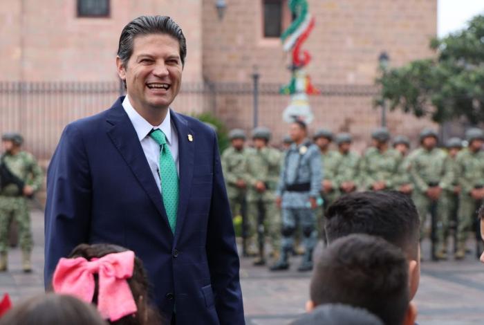 Alfonso Martínez Alcázar preside izamiento de la Bandera Nacional, en el inicio de los festejos patrios
