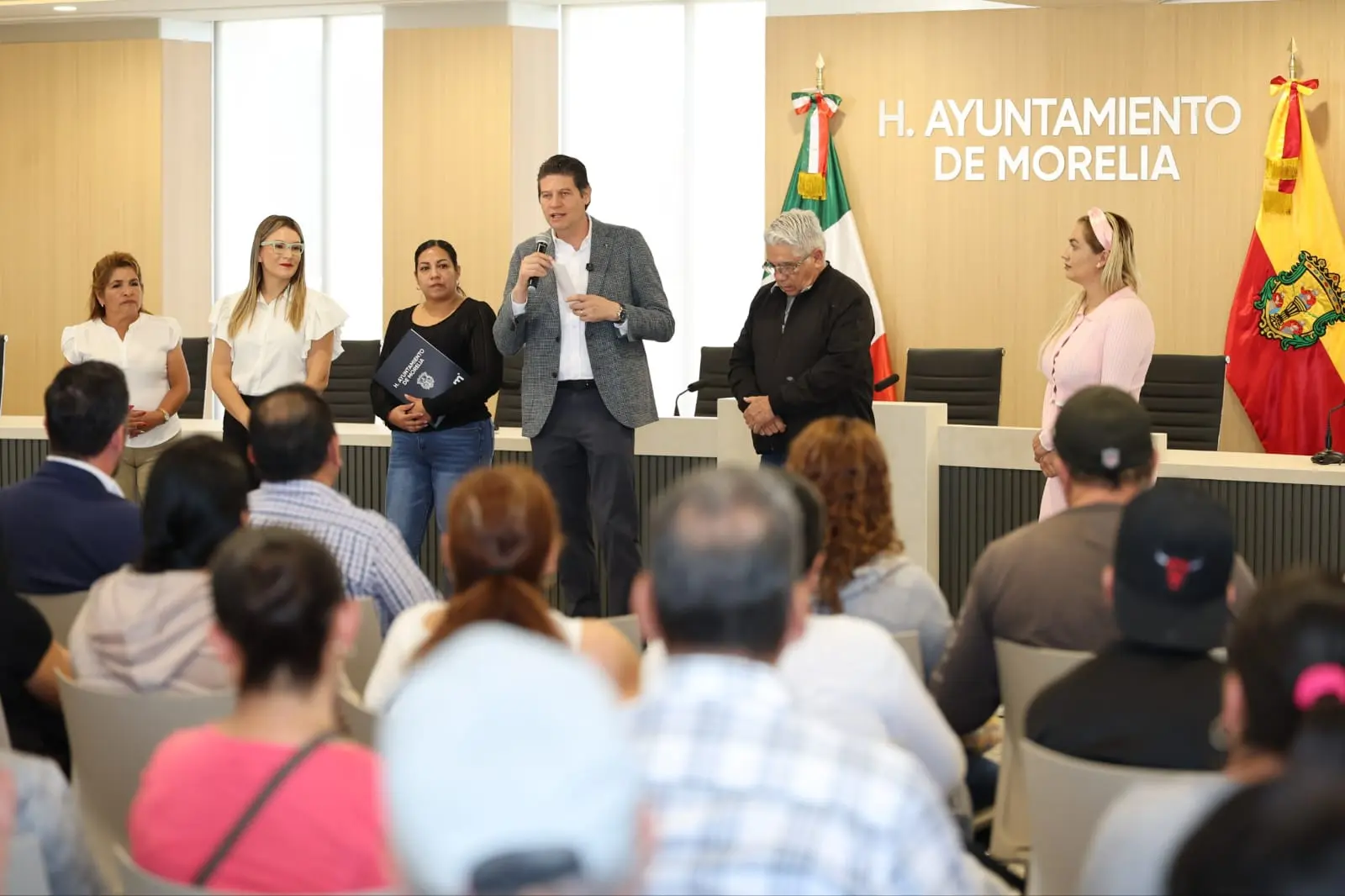 Alfonso Martínez Alcázar entrega certeza jurídica a vecinos de Ampliación Los Sauces