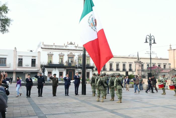 Alfonso Martínez Alcázar encabeza izamiento de Bandera y da inicio a los festejos patrios en Morelia