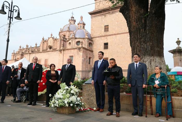 Alfonso Martínez asiste a ceremonia en memoria de víctimas del atentado de 2008