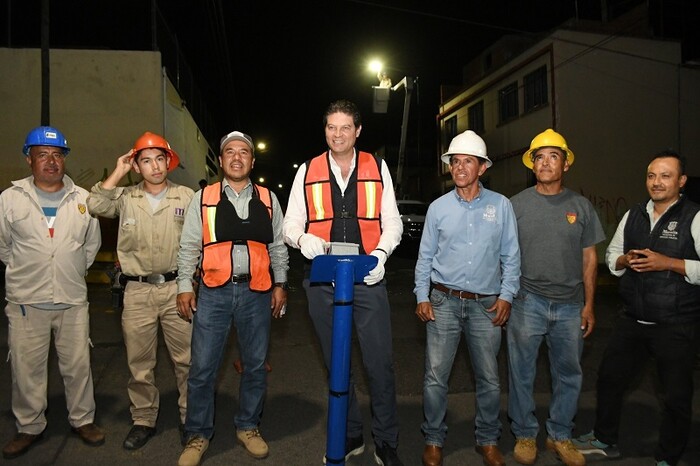 Alfonso Martínez instala luminarias en la colonia Independencia