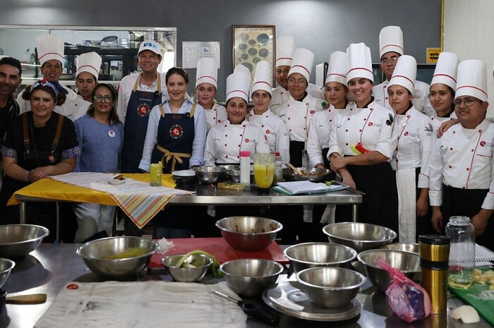 Alfonso Martínez lleva propuestas de campaña a la cocina