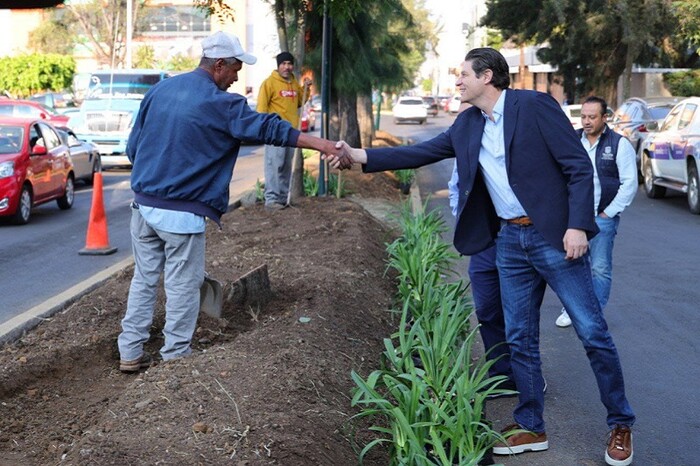 Alfonso Martínez supervisa rehabilitación de camellón en Artilleros del 47