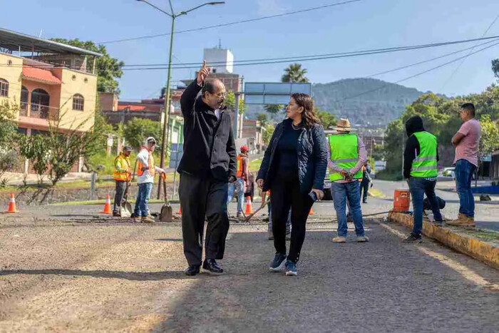 Alma Mireya González da arranque a labores de bacheo en libramiento de Quiroga