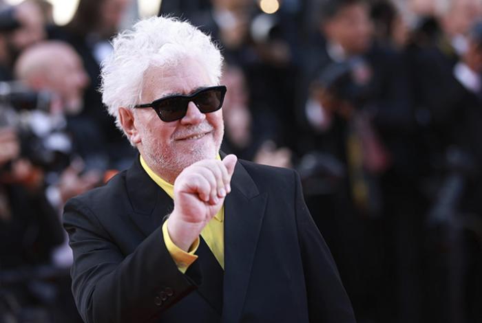Almodóvar recibe, “muy emocionado”, una gran ovación de Cannes por ‘Amarga Navidad’