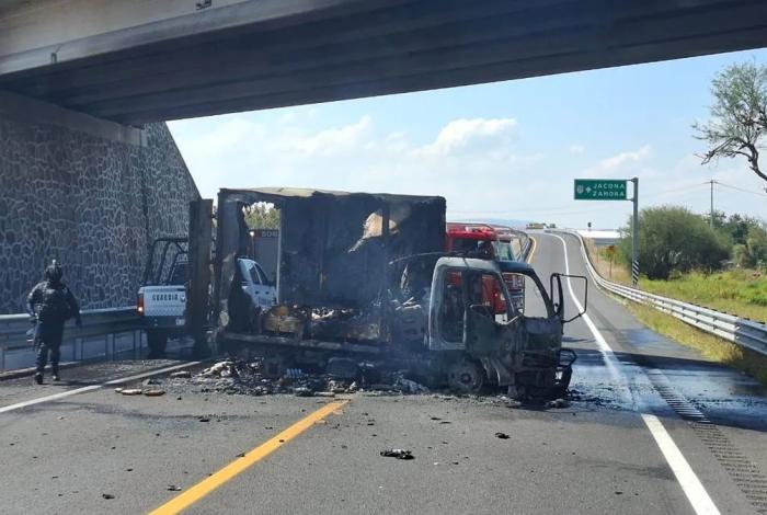 Alrededor de 16 municipios afectados por bloqueos carreteros y quema de vehículos en Michoacán