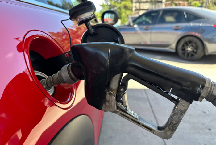 Alto precio de la gasolina podría costarle a Trump la elección en distritos clave en estados Unidos