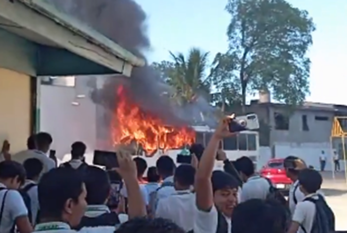 Alumnos de Conalep en Tabasco quedan fuera de Becas del Bienestar y queman un autobús