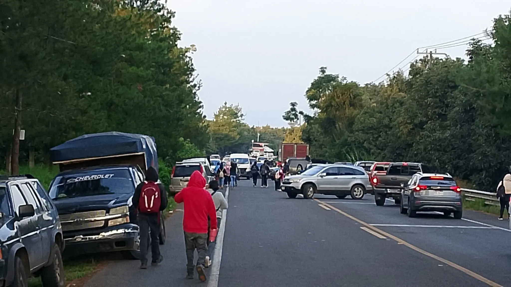 Amanece Uruapan con bloqueos carreteros