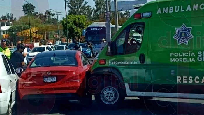 Ambulancia se estrella con un Mercedes Benz en Morelia