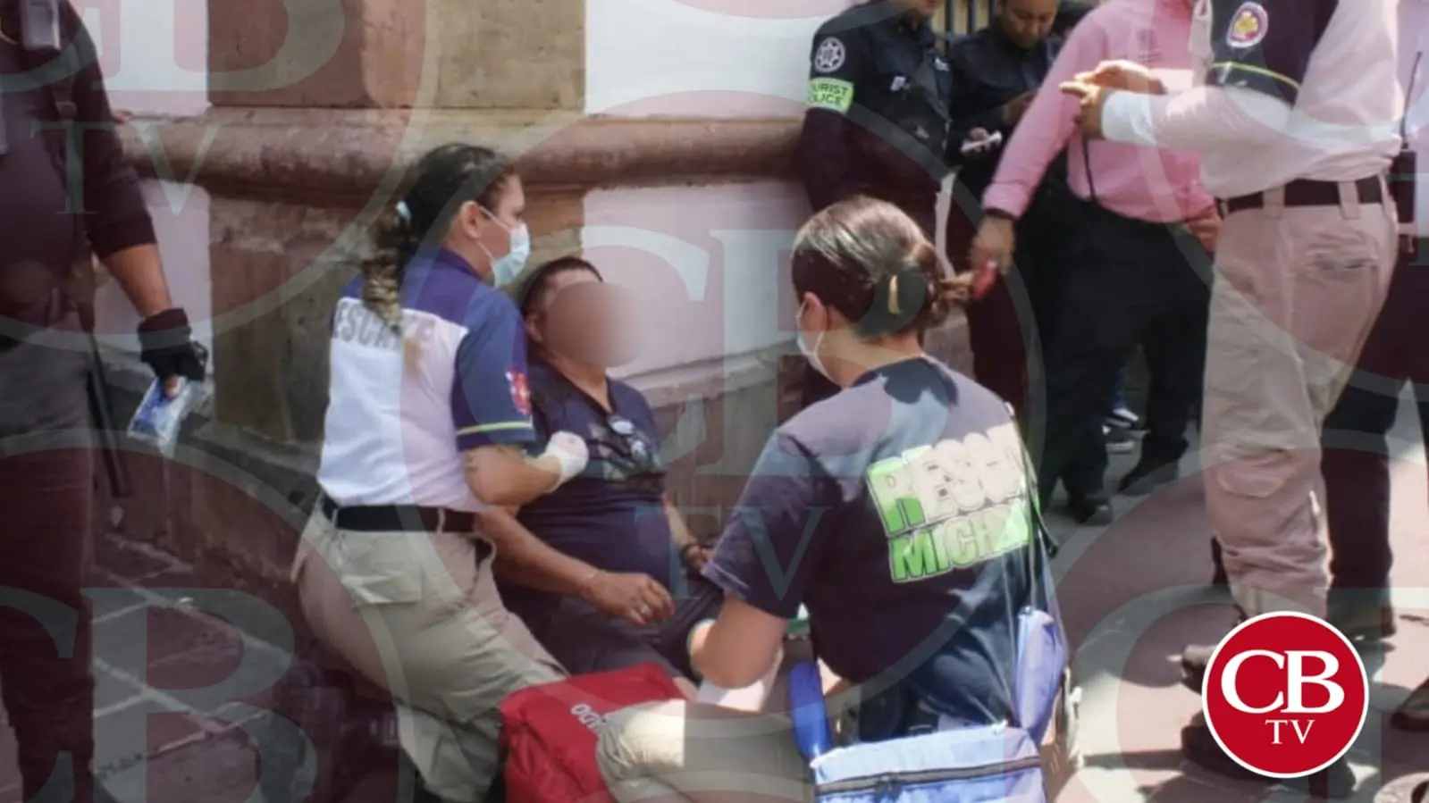 Ambulantes le rompen un palo en la cabeza a motociclista en Morelia