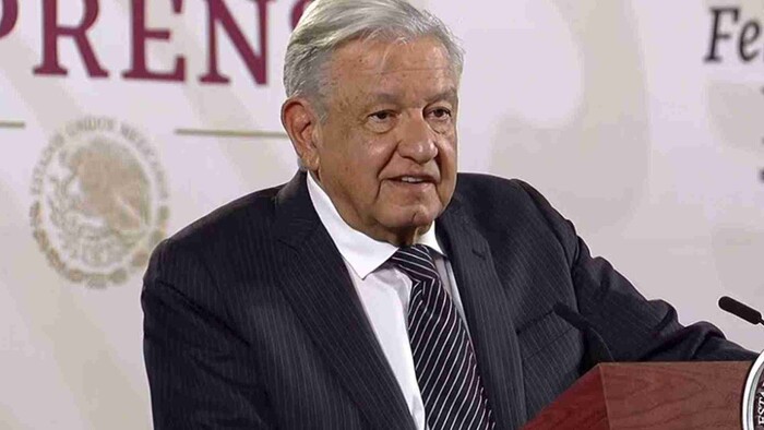 AMLO anuncia aumento salarial de 10% a maestros