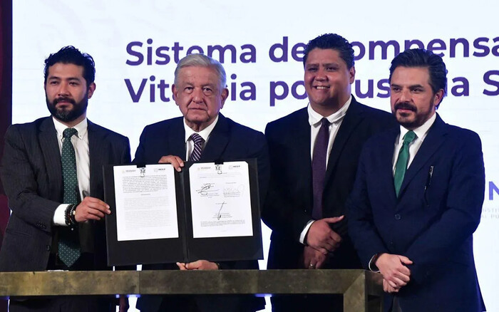 AMLO firma sistema de compensación para trabajadores del SME