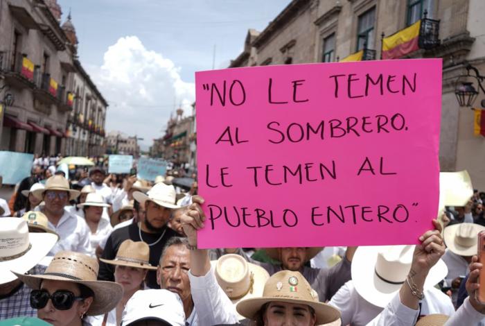 Ante discusión de propuesta de reforma electoral, La Sombreriza se manifiesta en Morelia