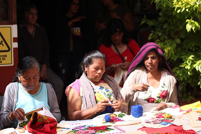 Ante la falta de interés y apoyos, artífices de Pichátaro piden fortalecer actividad artesanal