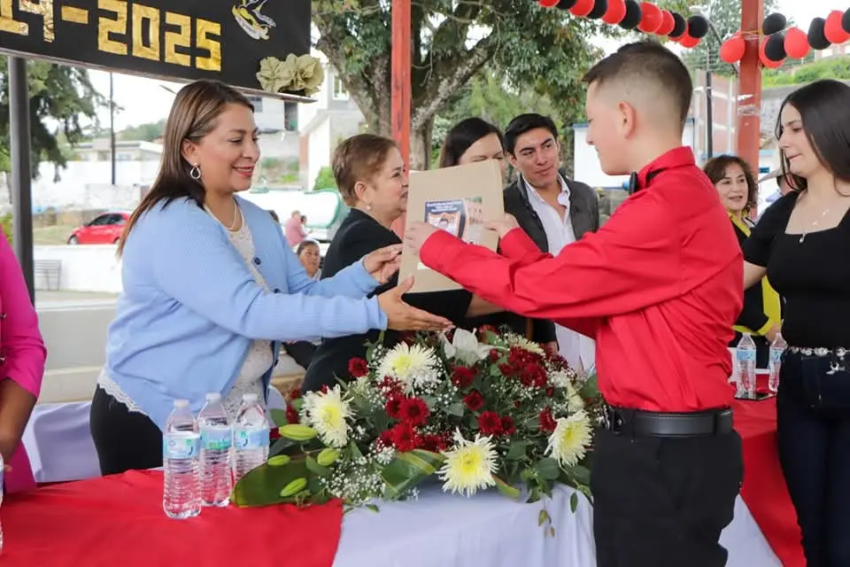 Apadrina Alma Mireya González generación de primaria en Sanambo y refrenda compromiso con la educación