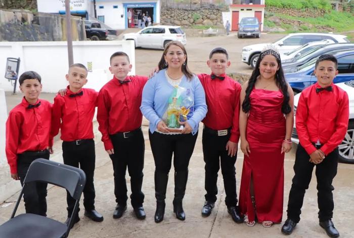 Apadrina Alma Mireya González generación de primaria en Sanambo y refrenda compromiso con la educación