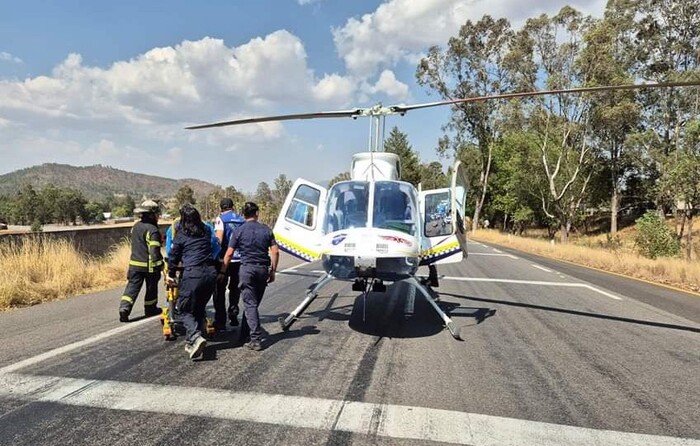 Aparatosa volcadura en la Morelia – Pátzcuaro deja tres lesionados