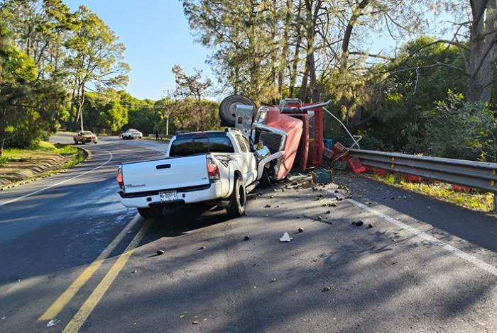 Aparatoso accidente en la carretera Uruapan–Los Reyes deja una mujer herida y daños materiales