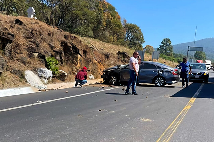 Aparatoso choque en la autopista Siglo XXI deja dos lesionados