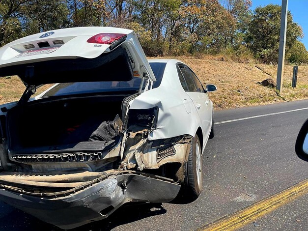 Aparatoso choque en la autopista Siglo XXI deja dos lesionados